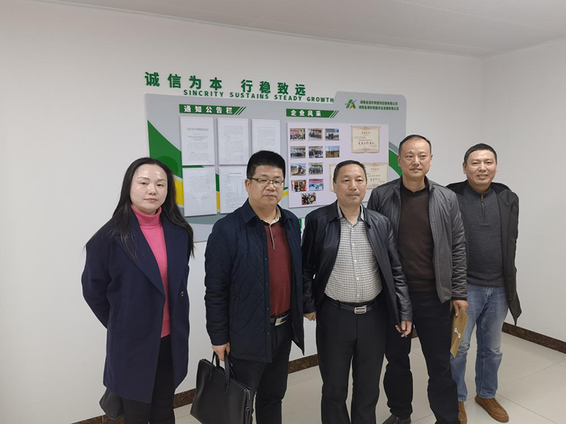 省現(xiàn)代農(nóng)業(yè)集團(tuán)直屬黨委書記、工會(huì)主席張友泉等一行到岳陽城陵磯新港區(qū)實(shí)地考察大宗農(nóng)業(yè)品進(jìn)口和保稅加工