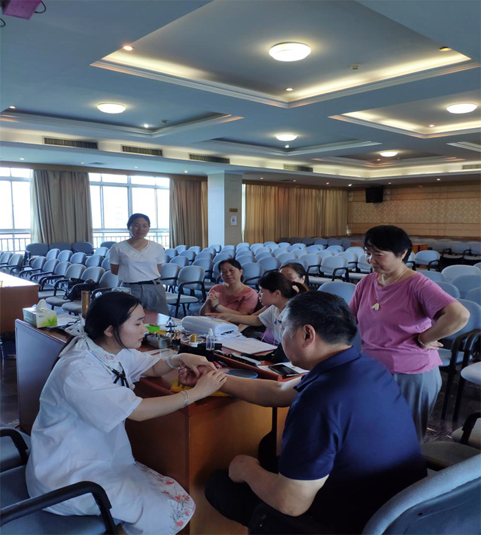 關(guān)注職工身體健康 開展中醫(yī)義診活動 ----糧油集團(tuán)工會開展“我為群眾辦實(shí)事”主題活動