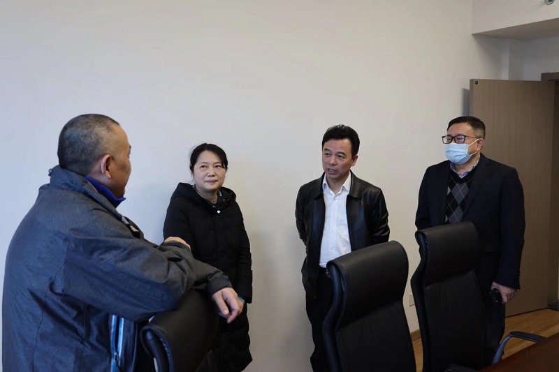 湖南農業集團黨委委員、副總經理陳根榮到糧油進出口集團走訪慰問困難職工